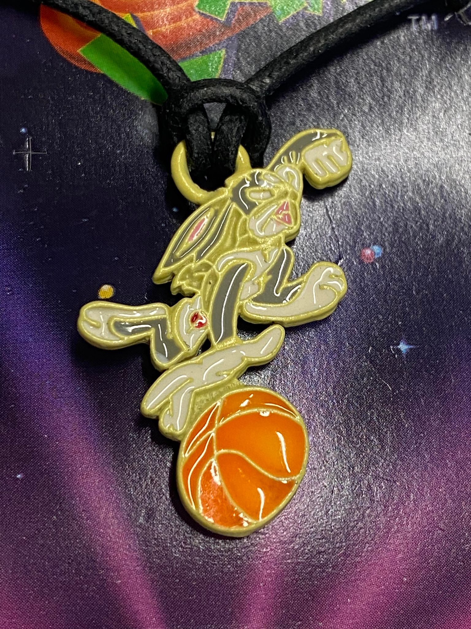 Vintage 1996 Warner Bros. Space Jam Dribbling Bugs Bunny Necklace - Image 2