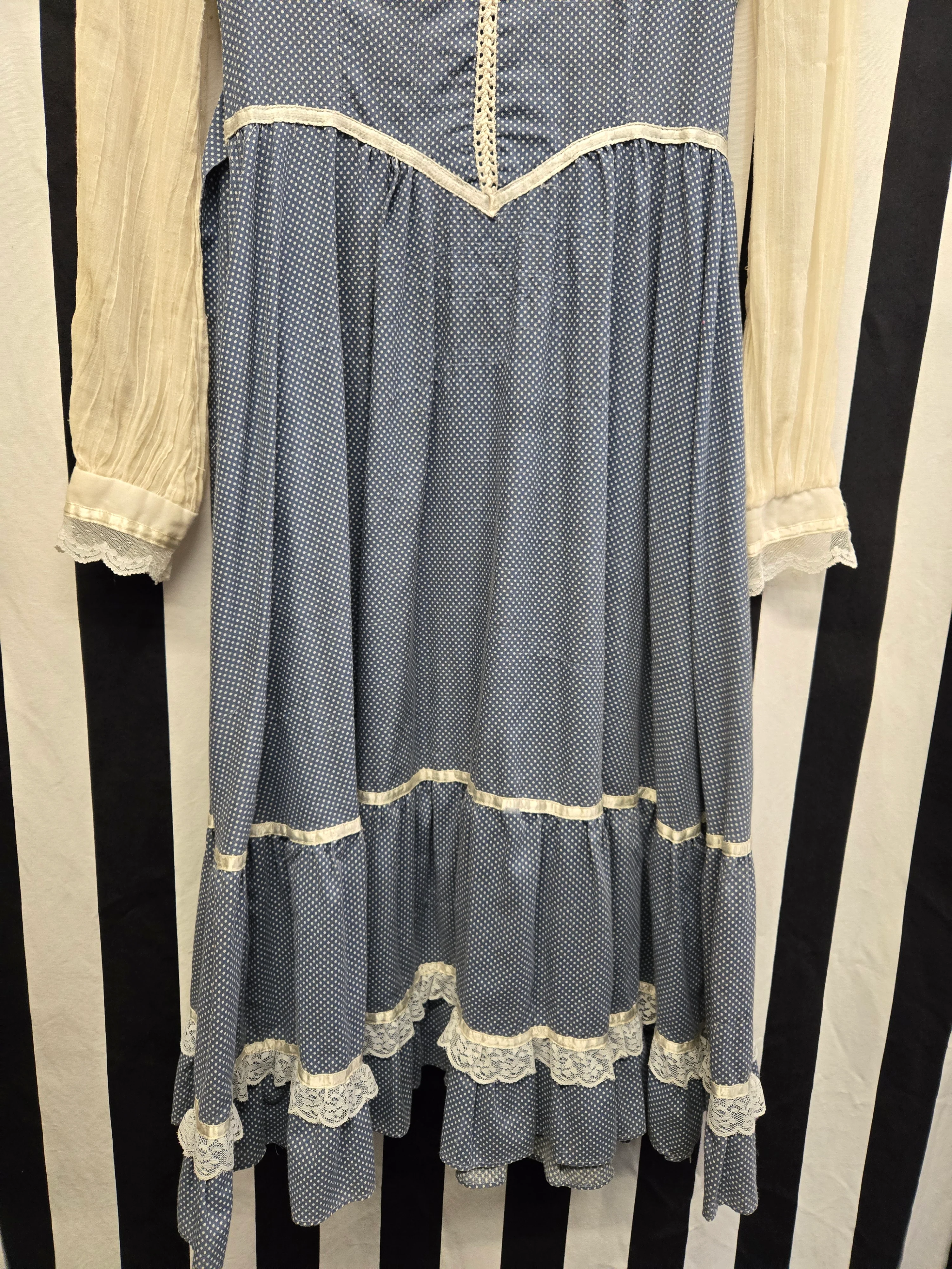 Vintage 1970s Gunne Sax Blue and White dress - Image 9