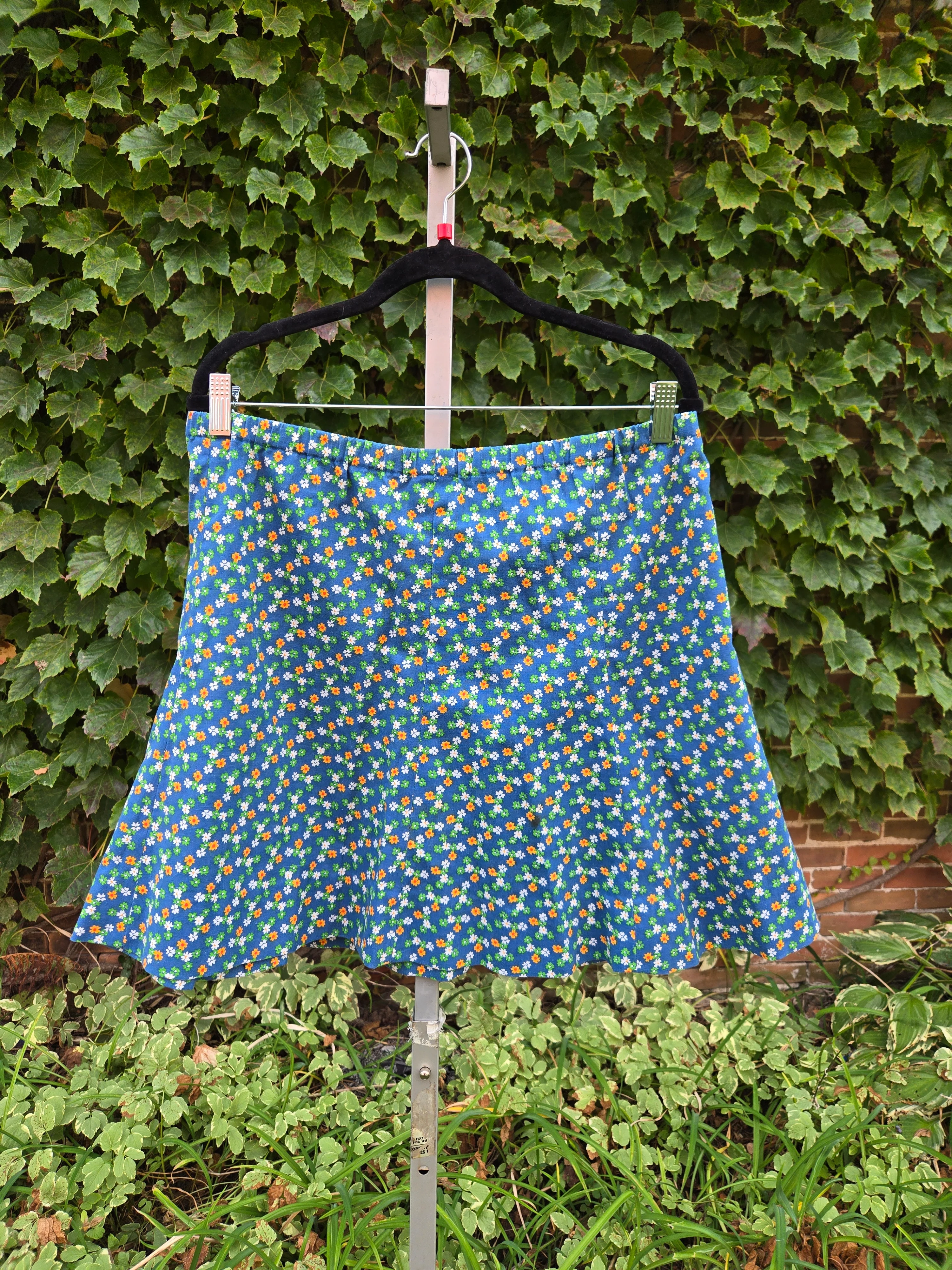Vintage 1960's Blue Orange and White Flower Set - Image 3