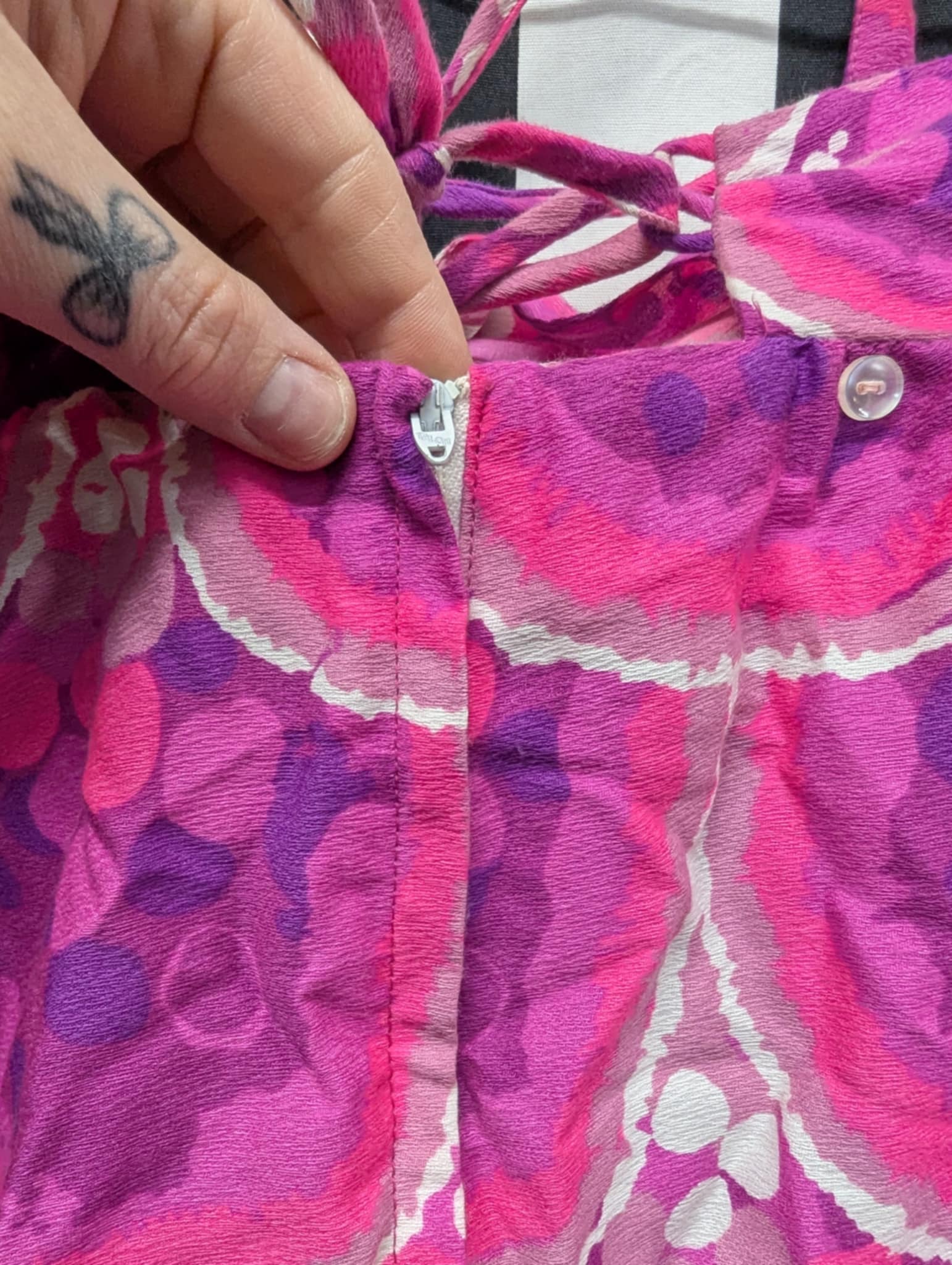 Vintage 70s Purple and Pink Scallop Pattern Criss Cross Back Halter Dress - Image 5