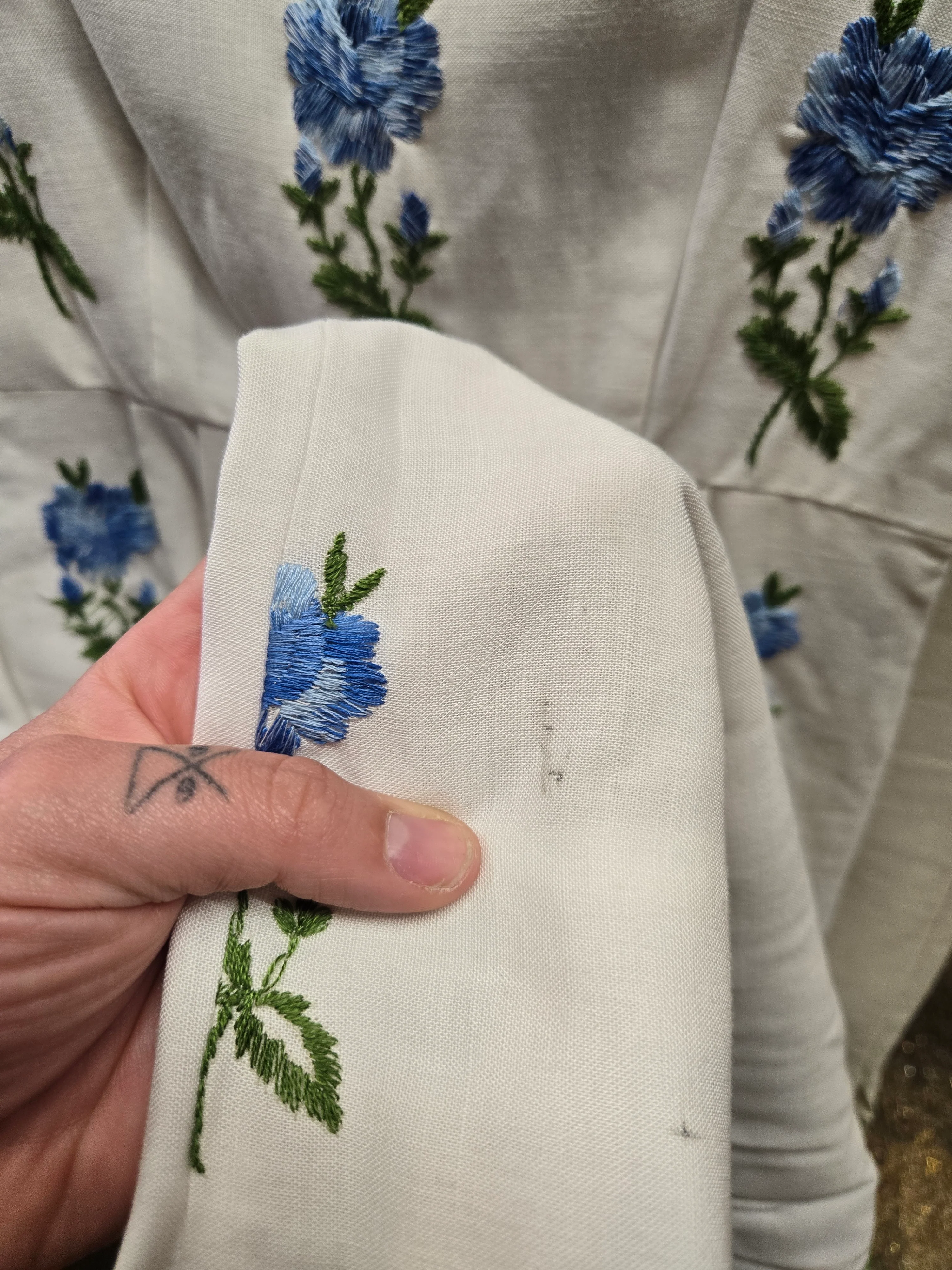 Vintage 60s White Wiggle Dress with Blue Roses - Image 13